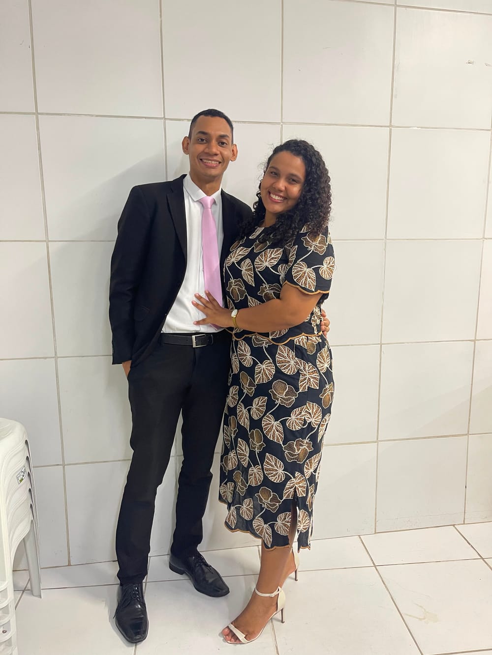 Gustavo e Alícia abraçados, retrato formal em fundo branco