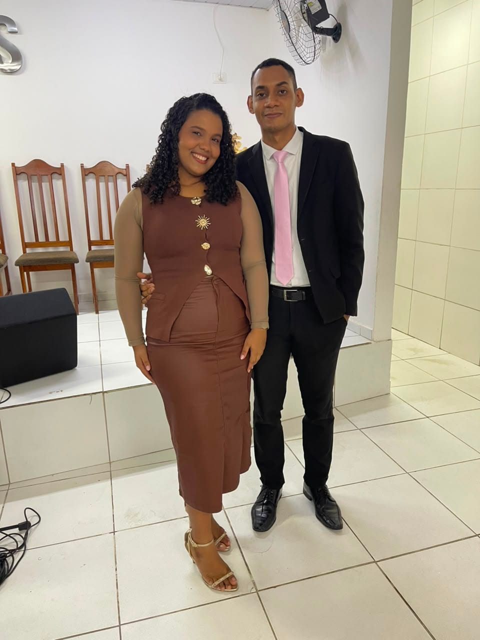 Gustavo e Alícia sorrindo, em traje de festa