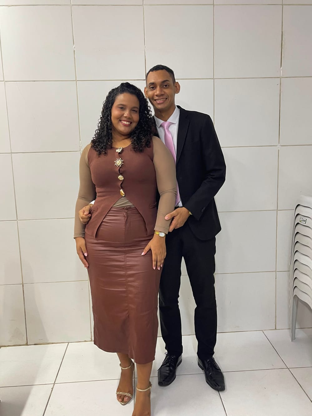 Gustavo e Alícia abraçados, retrato formal em outro ângulo